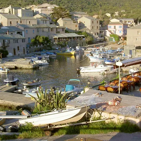 Maison De 4 Chambres A Avec Magnifique Vue Sur La Mer Terrasse Amenagee Et Wifi A 10 M De La Plage *