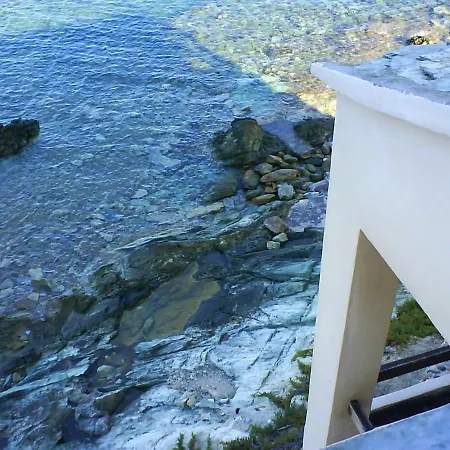 Maison De 4 Chambres A Avec Magnifique Vue Sur La Mer Terrasse Amenagee Et Wifi A 10 M De La Plage Holiday home *