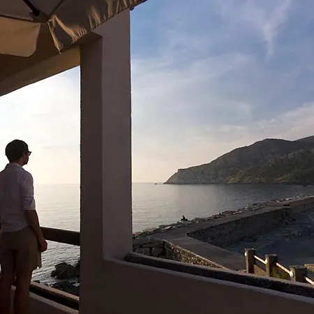 Maison De 4 Chambres A Avec Magnifique Vue Sur La Mer Terrasse Amenagee Et Wifi A 10 M De La Plage Casa de Férias