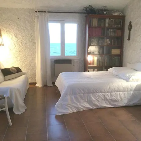 Maison De 4 Chambres A Avec Magnifique Vue Sur La Mer Terrasse Amenagee Et Wifi A 10 M De La Plage Holiday home