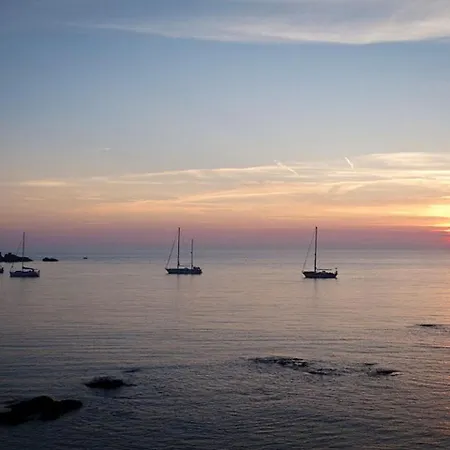 Casa de Férias Maison De 4 Chambres A Avec Magnifique Vue Sur La Mer Terrasse Amenagee Et Wifi A 10 M De La Plage